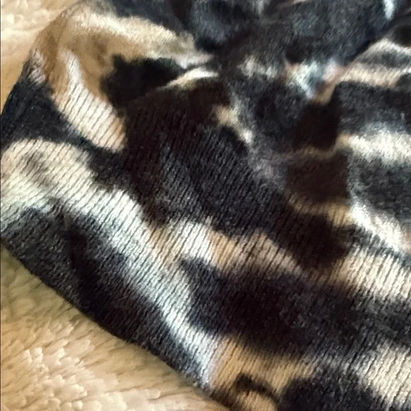 Vintage Havana Black and Cream Tie-Dye Sweater - Picture 6 of 6